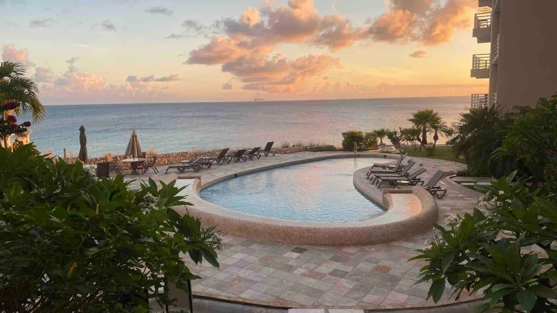 Oceanfront Paradise: Penthouse With Peloton Cupecoy  Appartement Cupecoy (Sint Maarten)