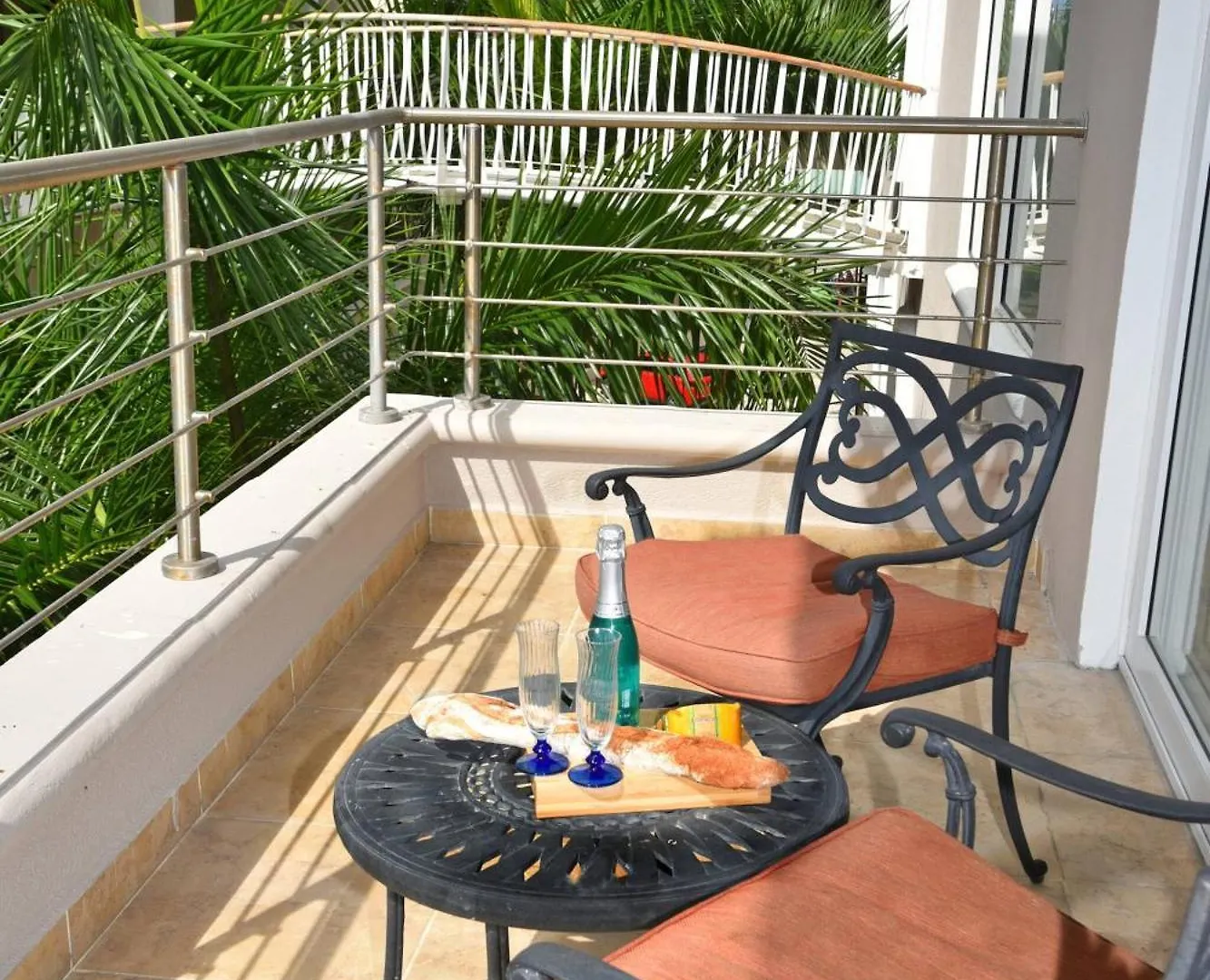 Oceanfront Paradise: Penthouse With Peloton Cupecoy
