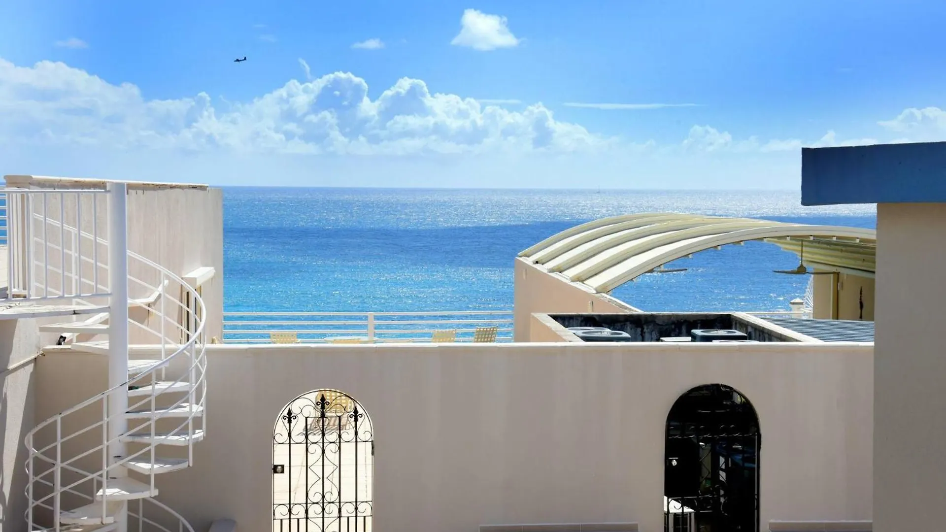 Apartment Oceanfront Paradise: Penthouse With Peloton Cupecoy