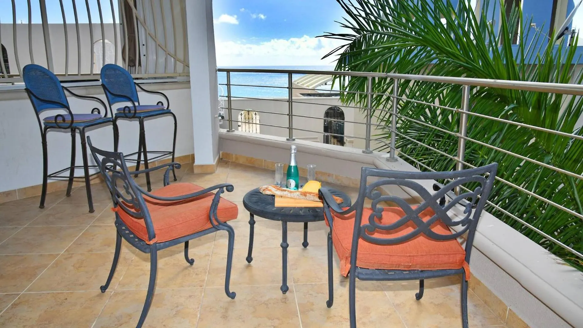 Oceanfront Paradise: Penthouse With Peloton Cupecoy  Apartment Cupecoy (Sint Maarten)