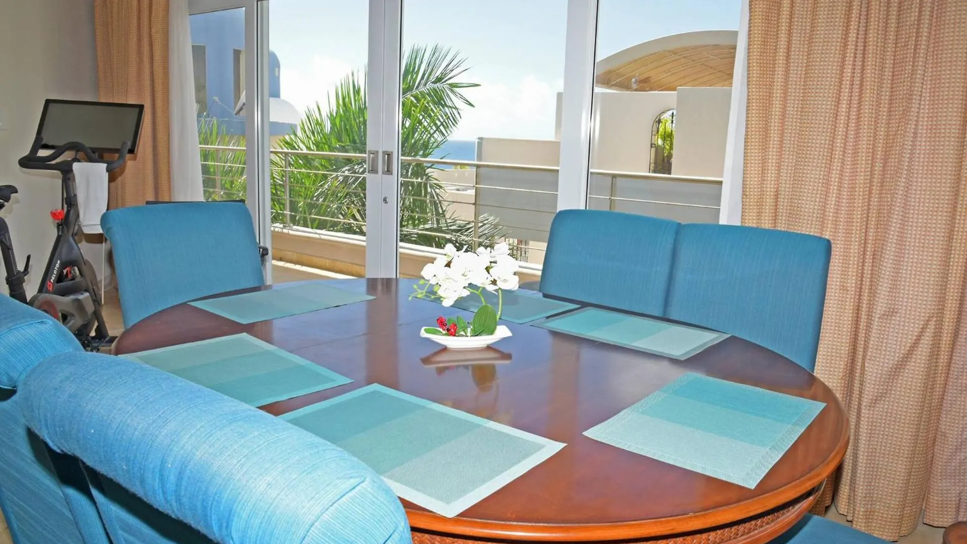 Oceanfront Paradise: Penthouse With Peloton Cupecoy  0*, Cupecoy (Sint Maarten)