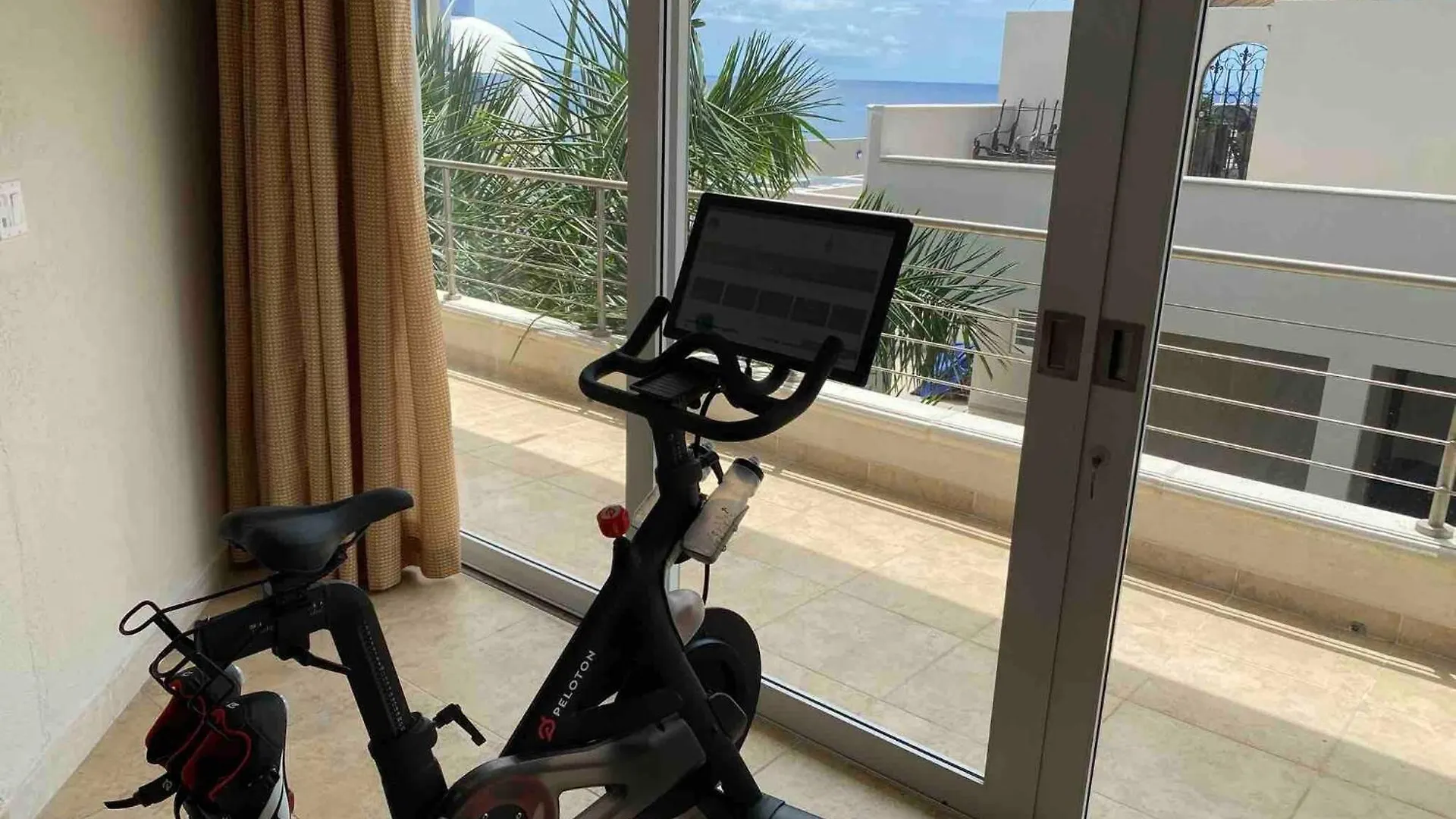 Apartment Oceanfront Paradise: Penthouse With Peloton Cupecoy